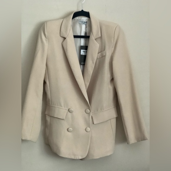 NWT Pretty Little Thing blush nude double blazer-size small - Picture 8 of 16